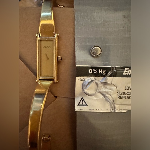 Gucci Horsebit
Vintage Gucci 1500L Horsebit Gold Plated Bangle Watch - Picture 15 of 15